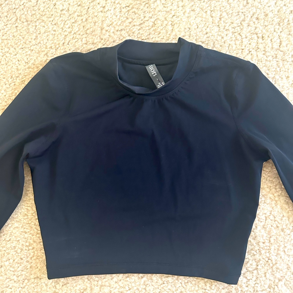 Vuori Small Dune Crop in black. Never worn.